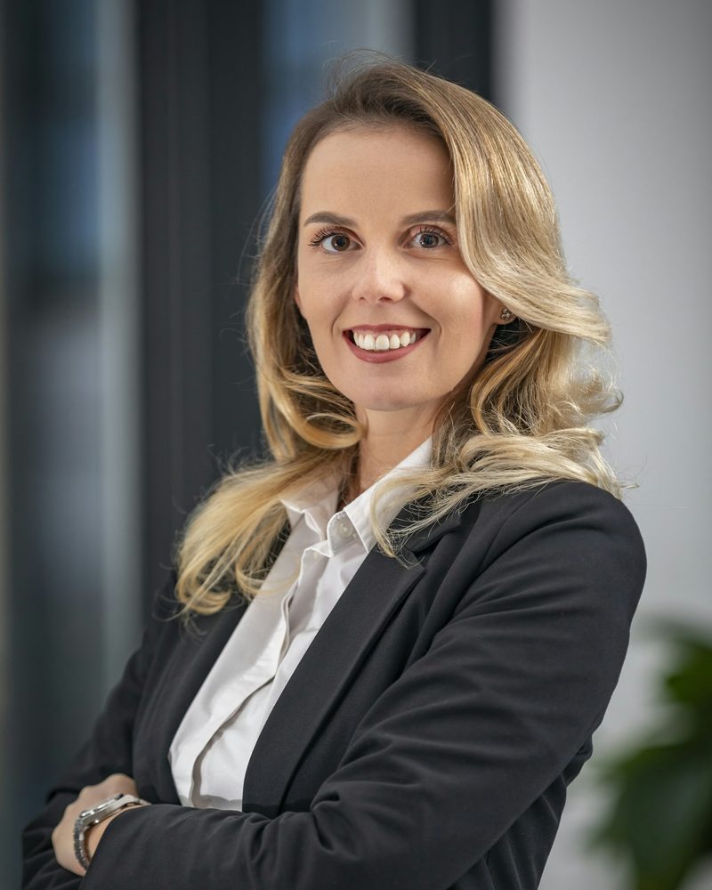 Portrait von Dr. Katharina Weber mit halblangen blonden Haaren, dunklem Blazer und weißer Bluse