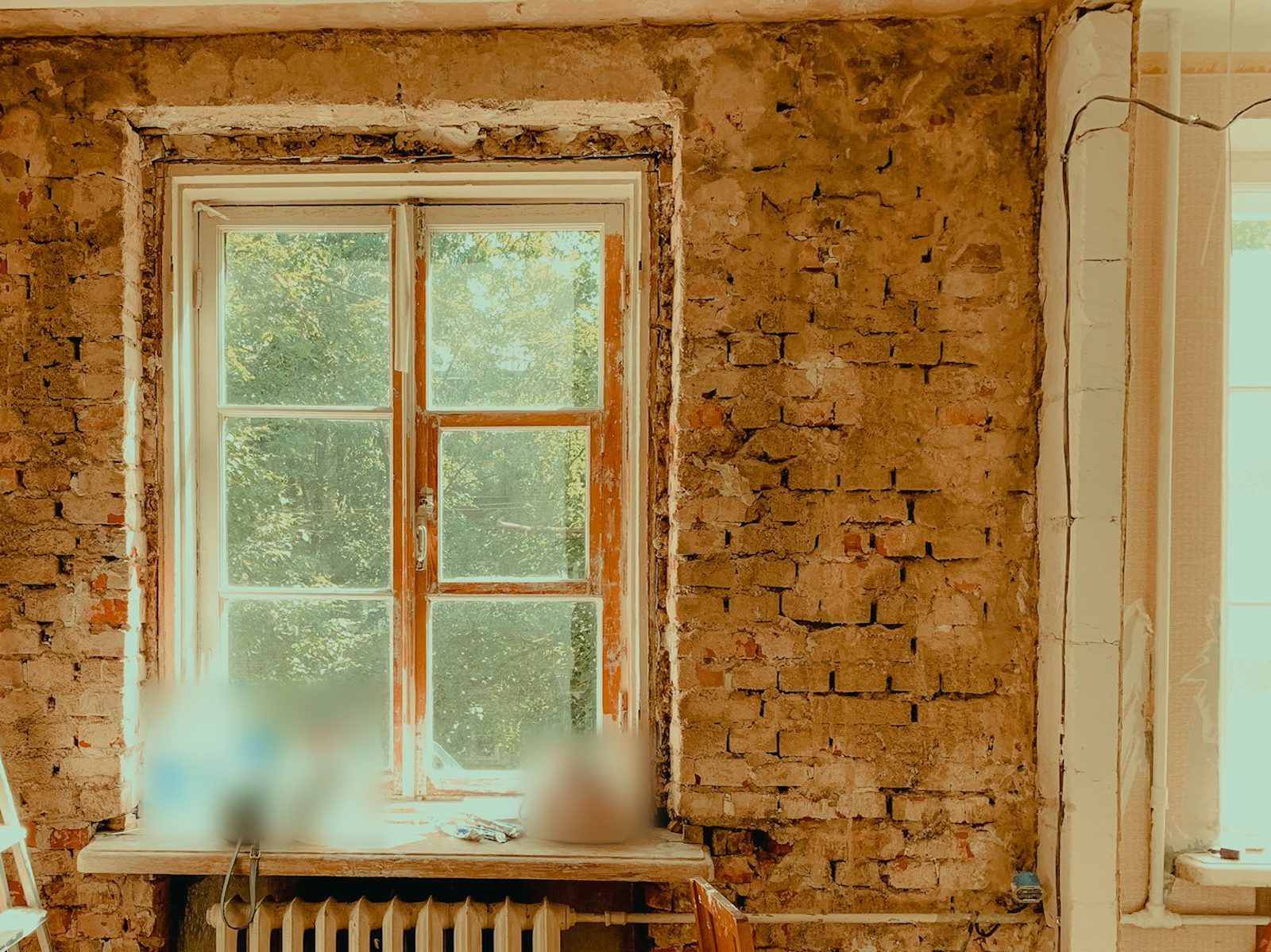 Angehängtes Foto: Zimmer mit freigelegtem Mauerwerk